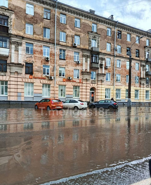  Потоп на улице Ленина, однако комментаторов больше всего поразил фасад здания. Фото: ИГГС