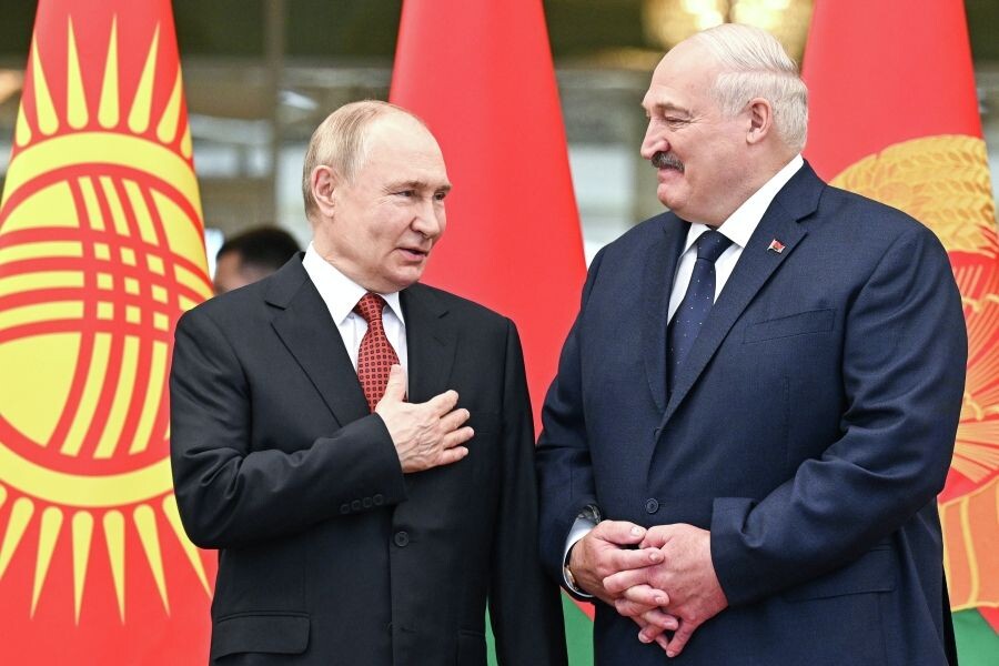    Президент РФ Владимир Путин и президент Белоруссии Александр Лукашенко (справа) / Источник: © Сергей Бобылев/РИА Новости