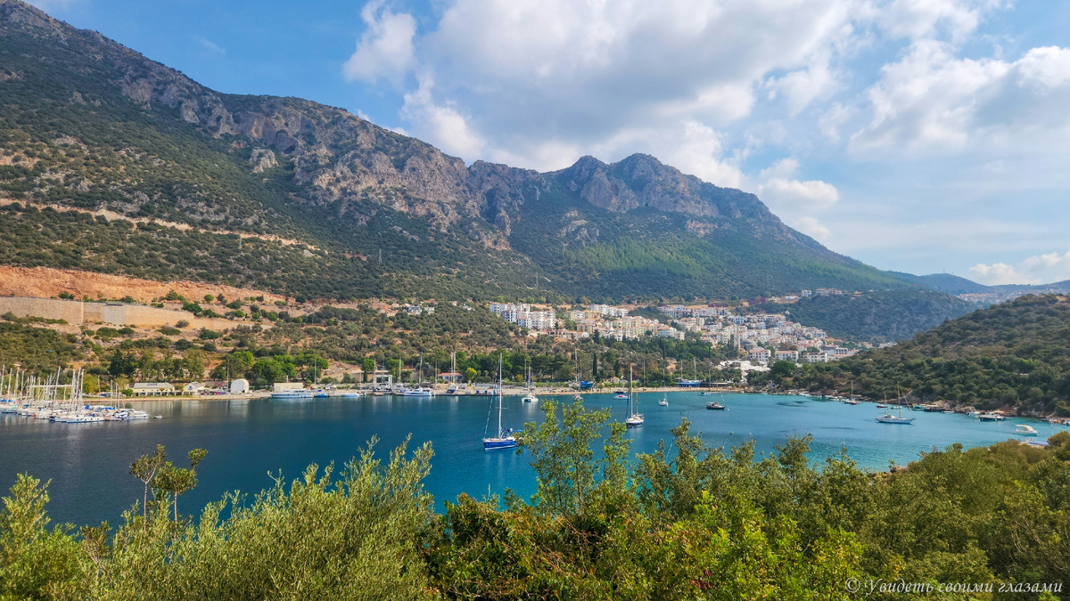 Живописный вид на гавань города Каш, побережье Средиземного моря, Турция