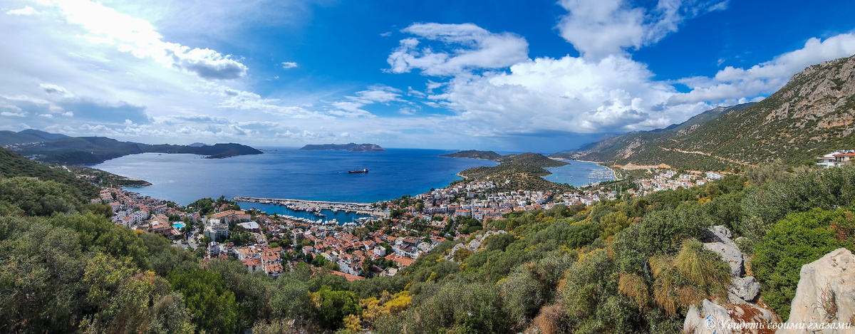 Панорамный вид на город Каш и его бухты