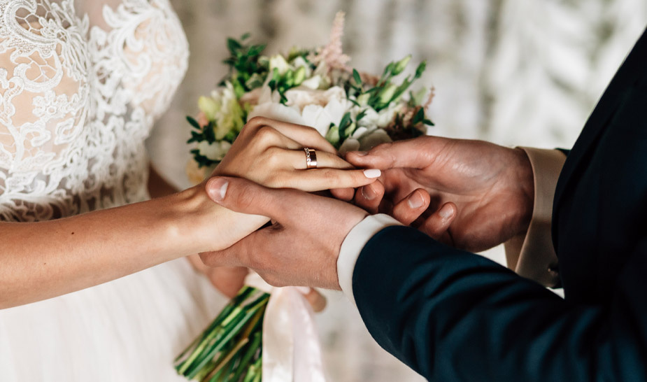 Обручальное кольцо у невесты