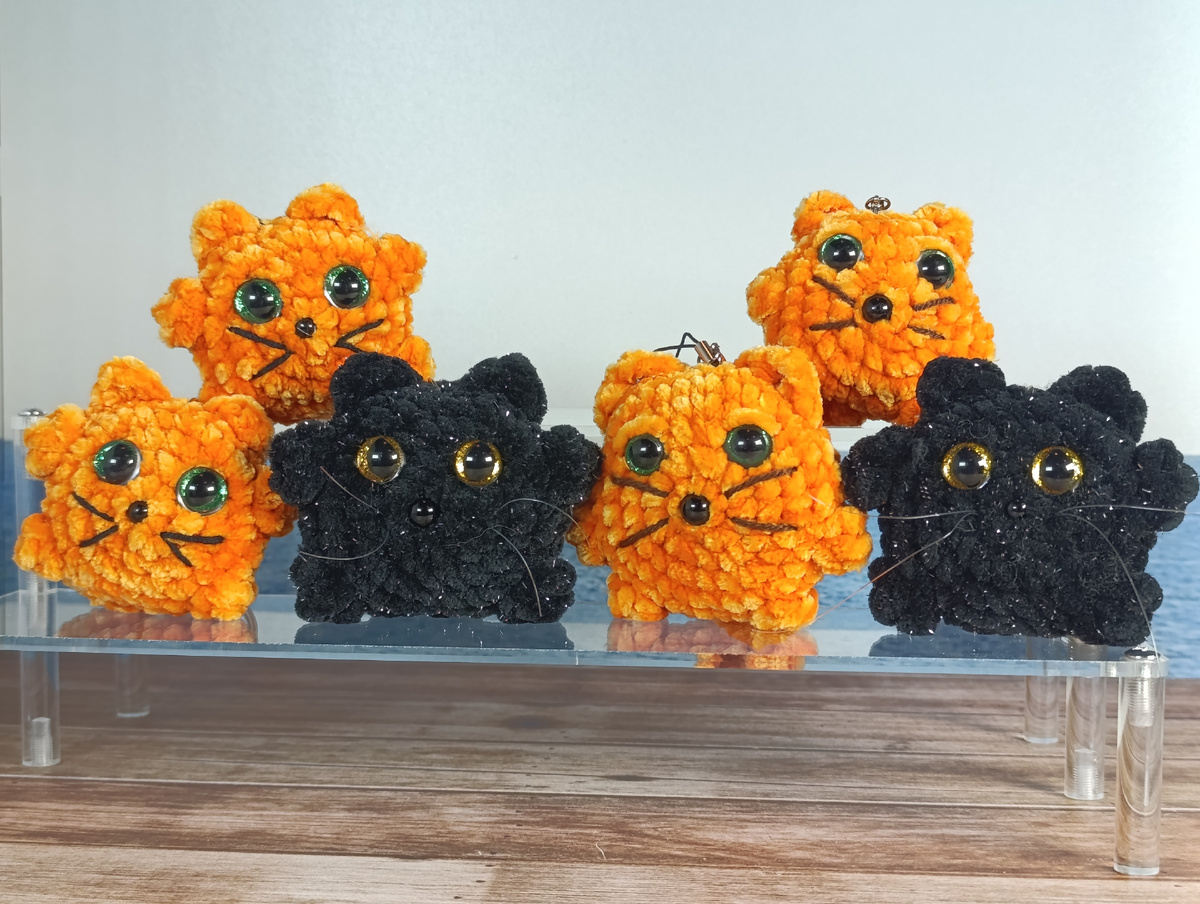 Котик - обвес на сумку, вязаный брелок.