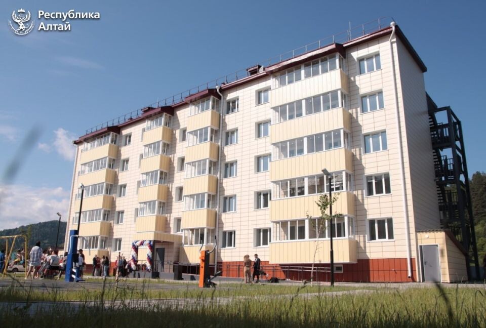    Детям-сиротам вручили ключи от квартир в Республике Алтай. Источник: Официальный telegram-канал правительства Республики Алтай