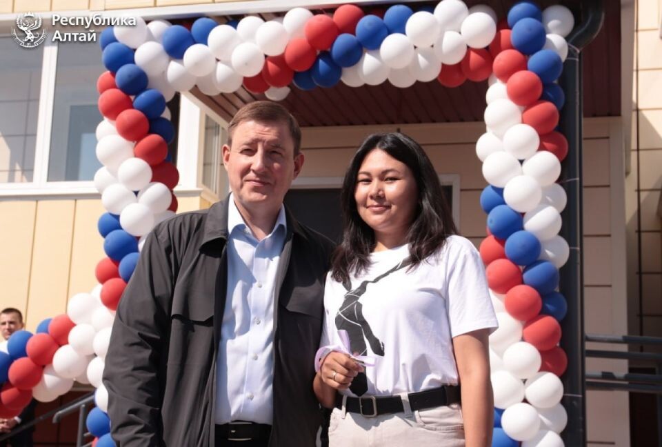    Детям-сиротам вручили ключи от квартир в Республике Алтай. Источник: Официальный telegram-канал правительства Республики Алтай