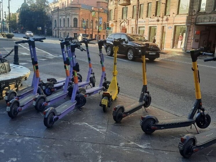     Постановление с ограничениями для курьеров и самокатчиков вступило в силу с 1 июля. Фото: архив МК в Питере