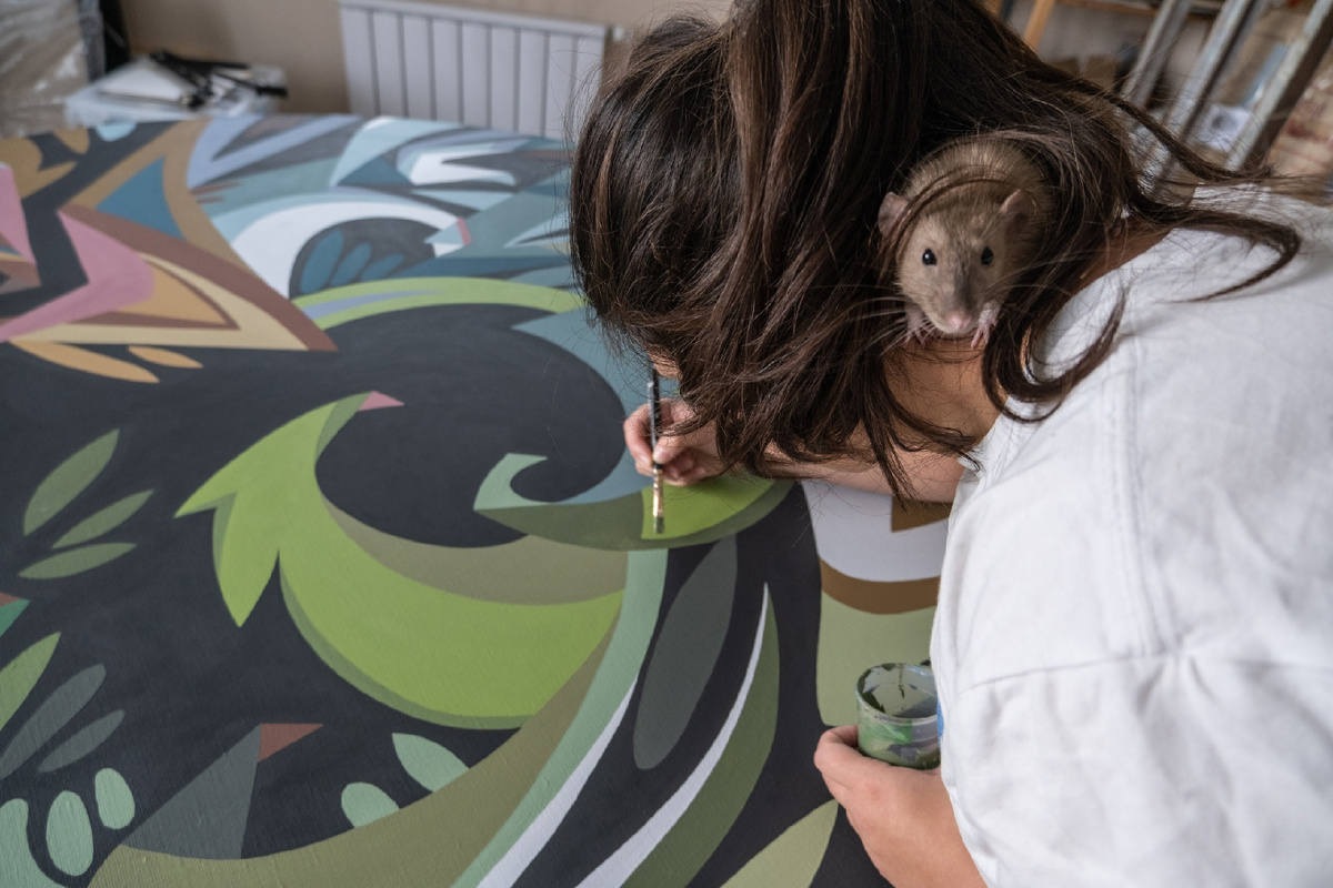 Круглый холст "Времена года" 2024. Диаметр 150 см. Фотографировала художницу за работой Маргарита Арнаут