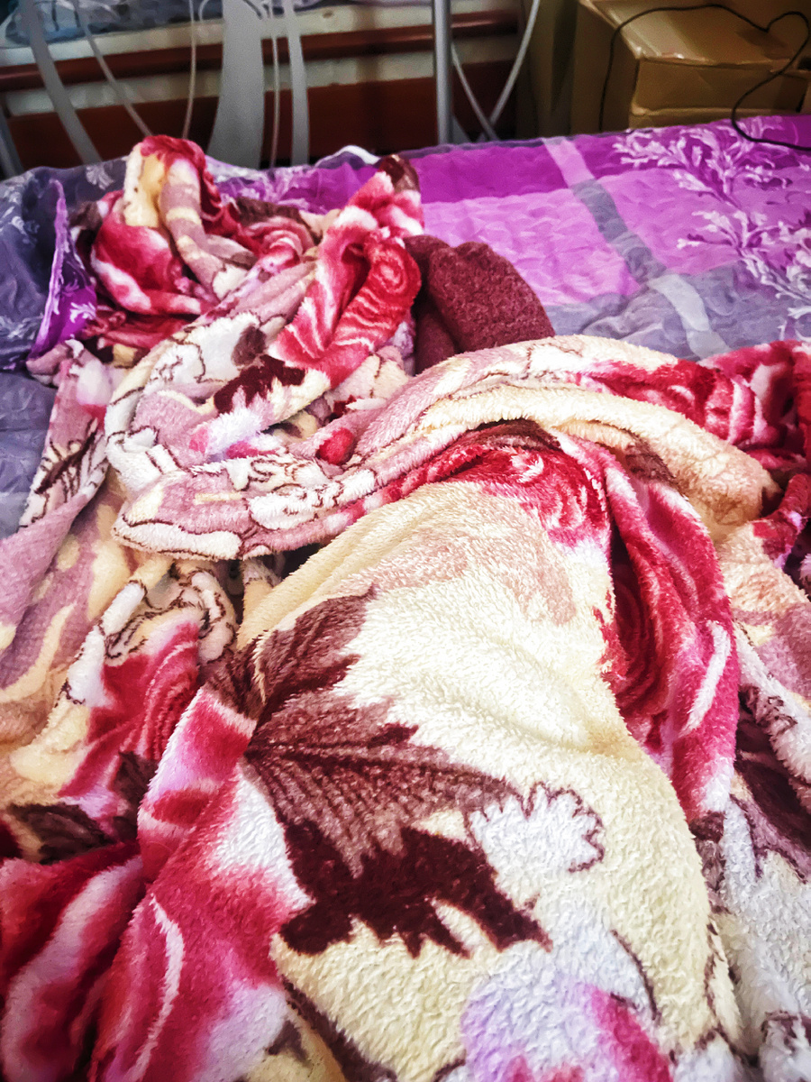 Мои ноги под пледом и в теплых носках. Июль 2025 😅