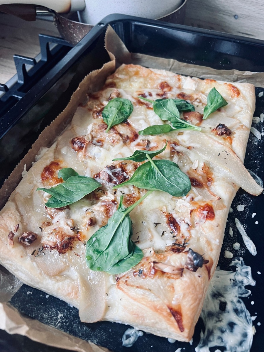 Обратите внимание - бездрожжевое тесто все равно немного поднимается