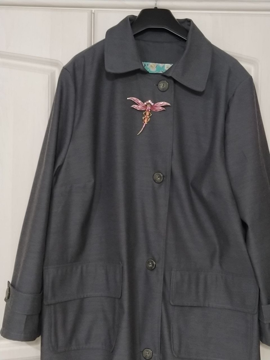 Фигура вторая плащ во всей красе и стрекоза