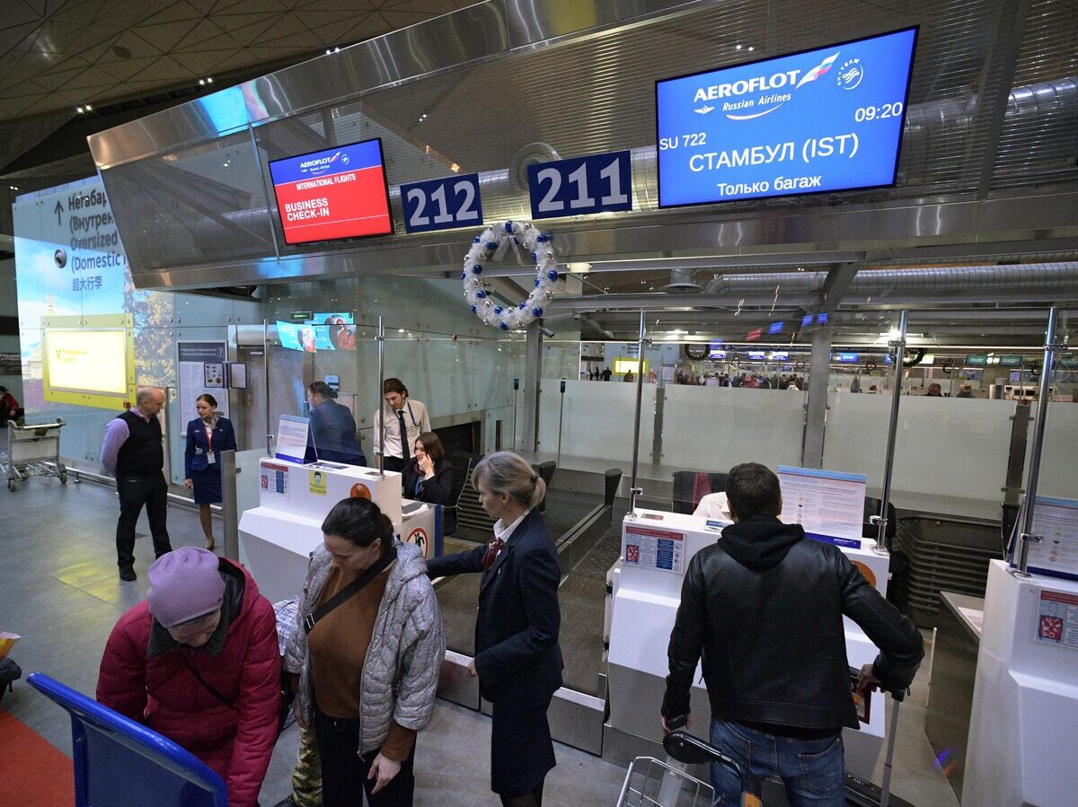    Пассажиры сдают багаж в аэропорту "Пулково" перед вылетом в Стамбул© РИА Новости / Александр Гальперин