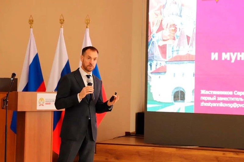    Лекцию для ветеранов и бойцов СВО провел первый замгубернатора Сергей Жестянников: рассказал, как достигать результатов, строить команду и фокусироваться на главной цели, поделился своим карьерным опытом.