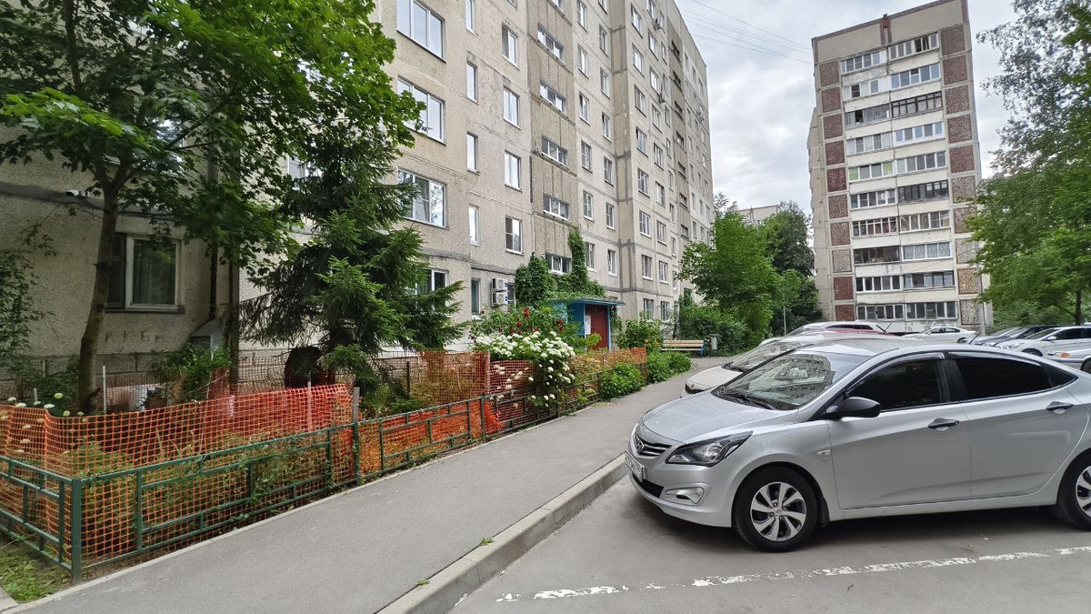 До боли знакомая бытовуха. Ну и зачем здесь пиджак?