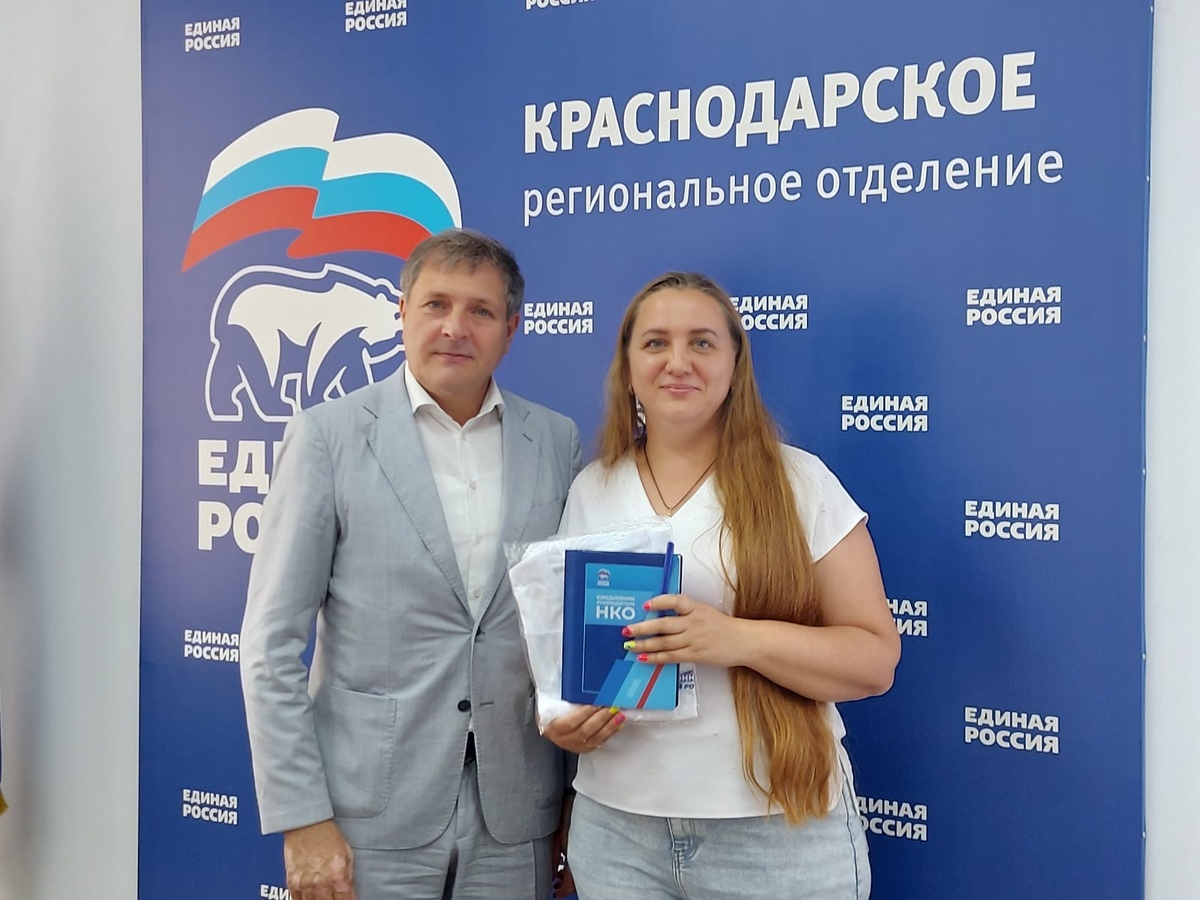 Депутат ЗСК Игорь Брагарник поздравил с победой руководителя НКО