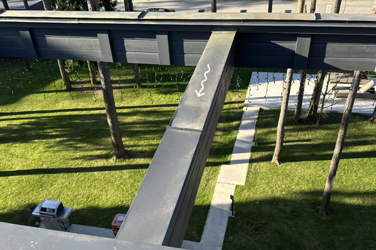 Плоская форма кровельных элементов, неправильный угол уклона к фасаду