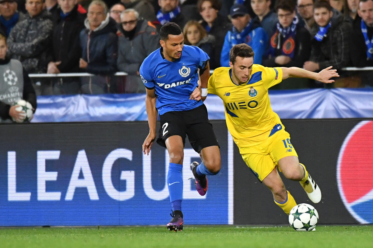 Нападающий «Брюгге» Рикардо ван Рейнх и нападающий «Порту» Диогу Жота во время матча группового этапа Лиги чемпионов между «Брюгге» и «Порту» на стадионе «Ян Брейдель» в Брюгге, Бельгия, 18 октября 2016 года    📷