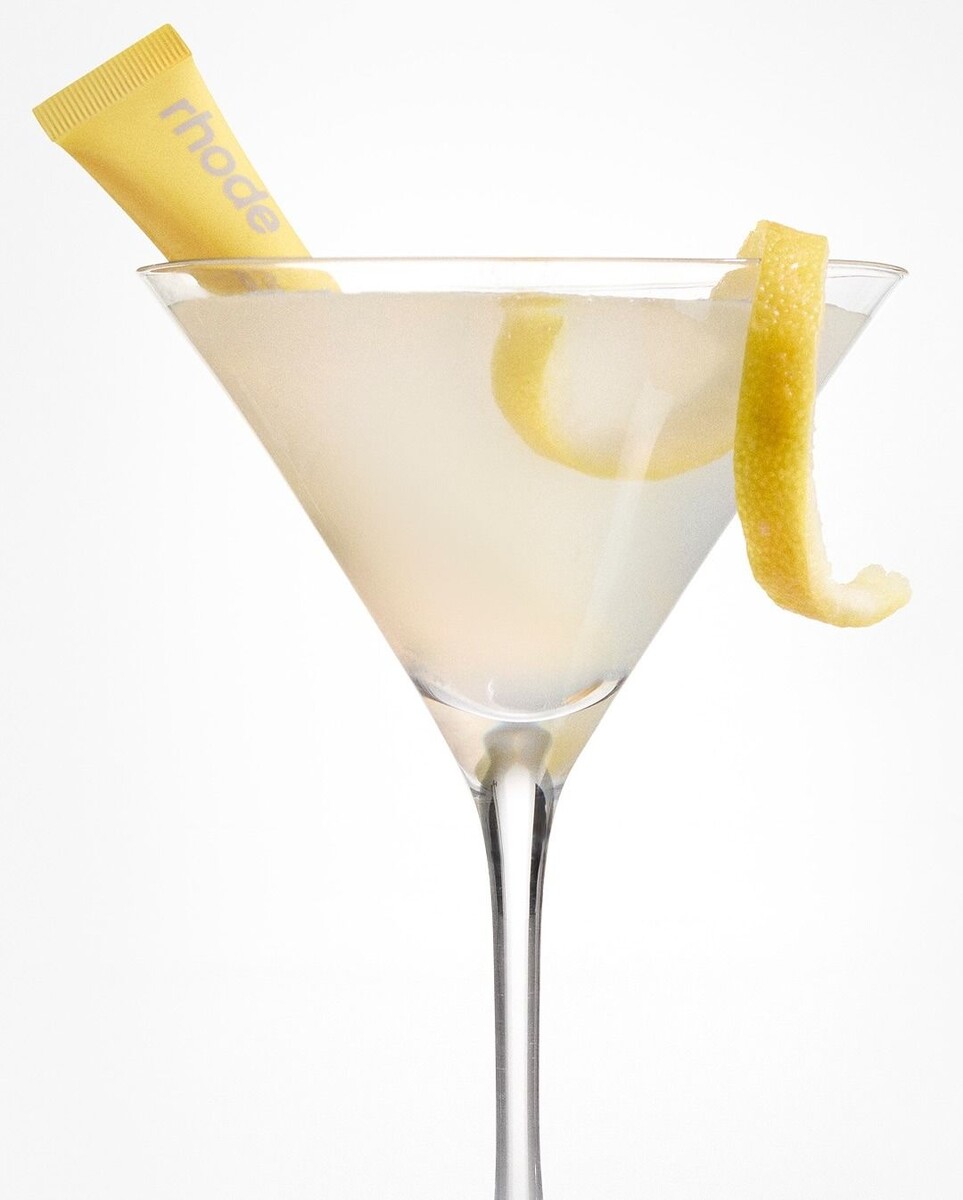 Hailey Bieber сменила «уставший» butter yellow на яркий Lemontini в своей новой коллекции Rhode.