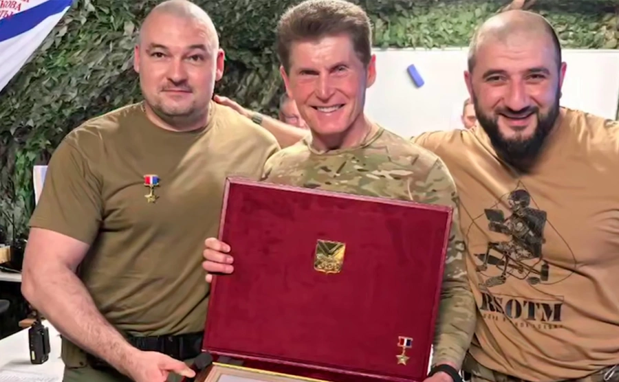 Михаил Гудков (на фото слева)