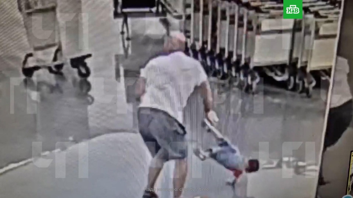    В Шереметьево неадекват взял чужого ребенка на руки и швырнул на пол