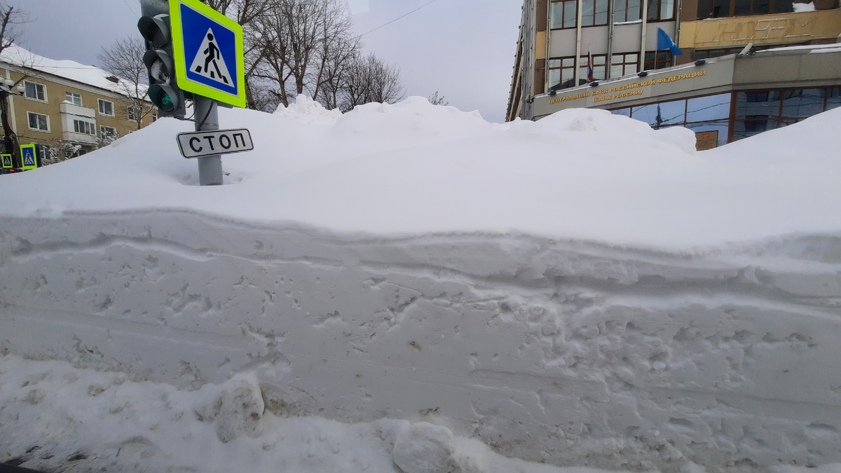 Сугробы на улице Ленина