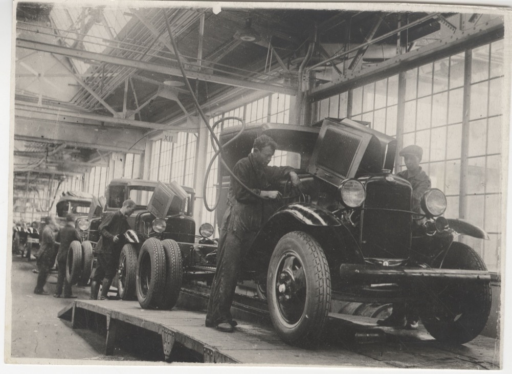 Конвеер Московского автосборочного завода имени КИМ, 1932 год. фото из rg.ru