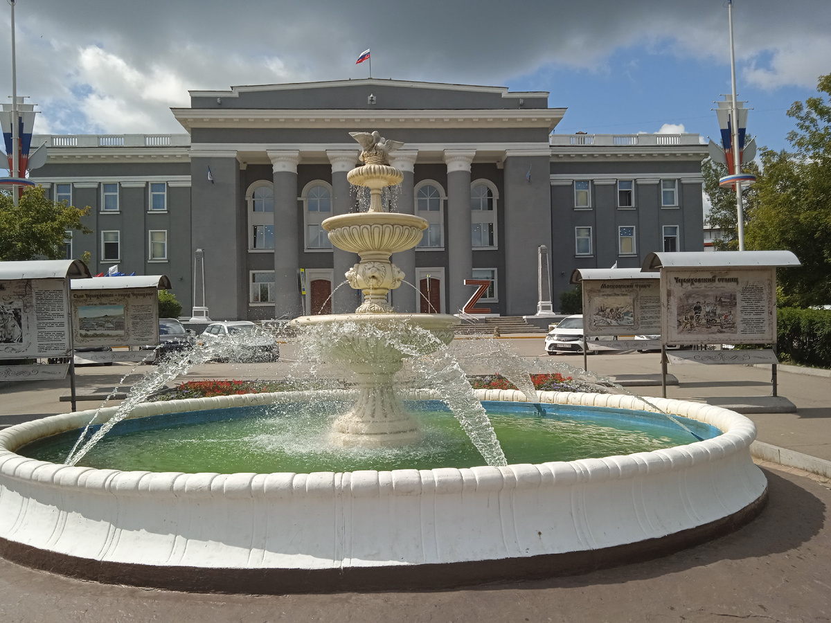 Красивый фонтан возле администрации города. 