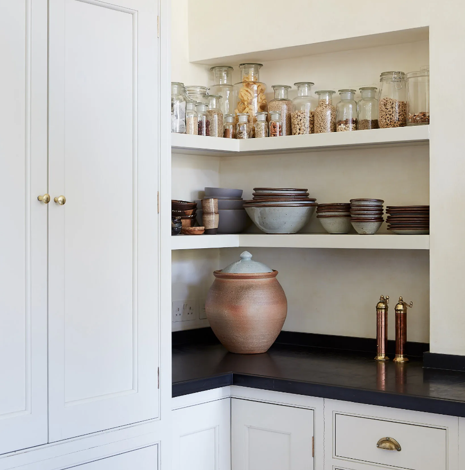 Красивая кухня с открытыми полками. 