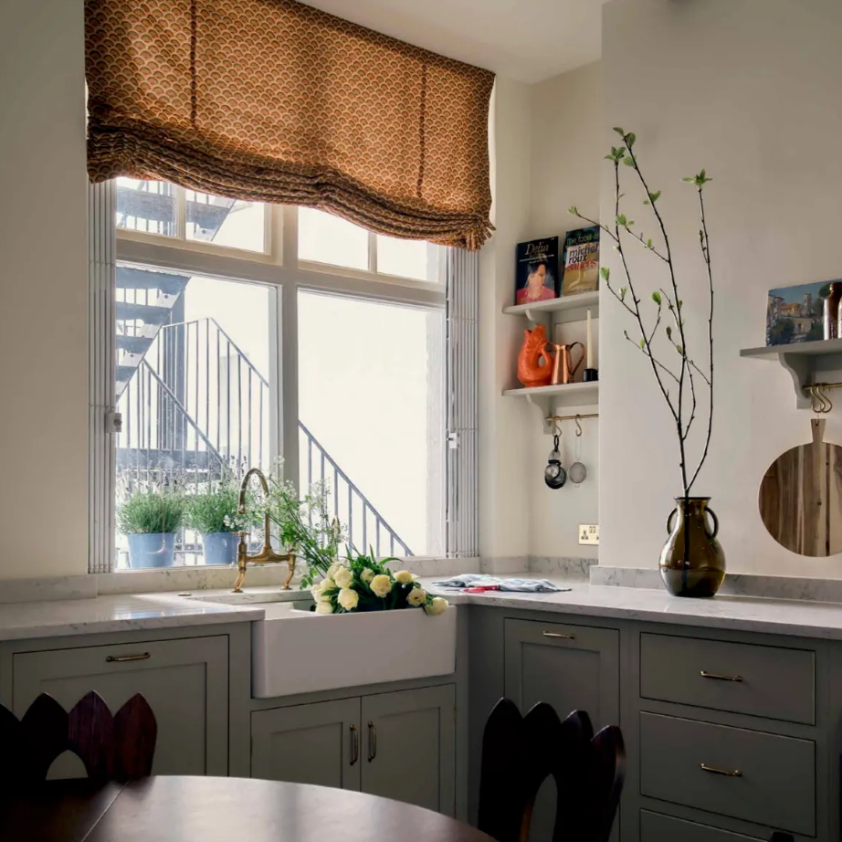 Красивая кухня с открытыми полками. 