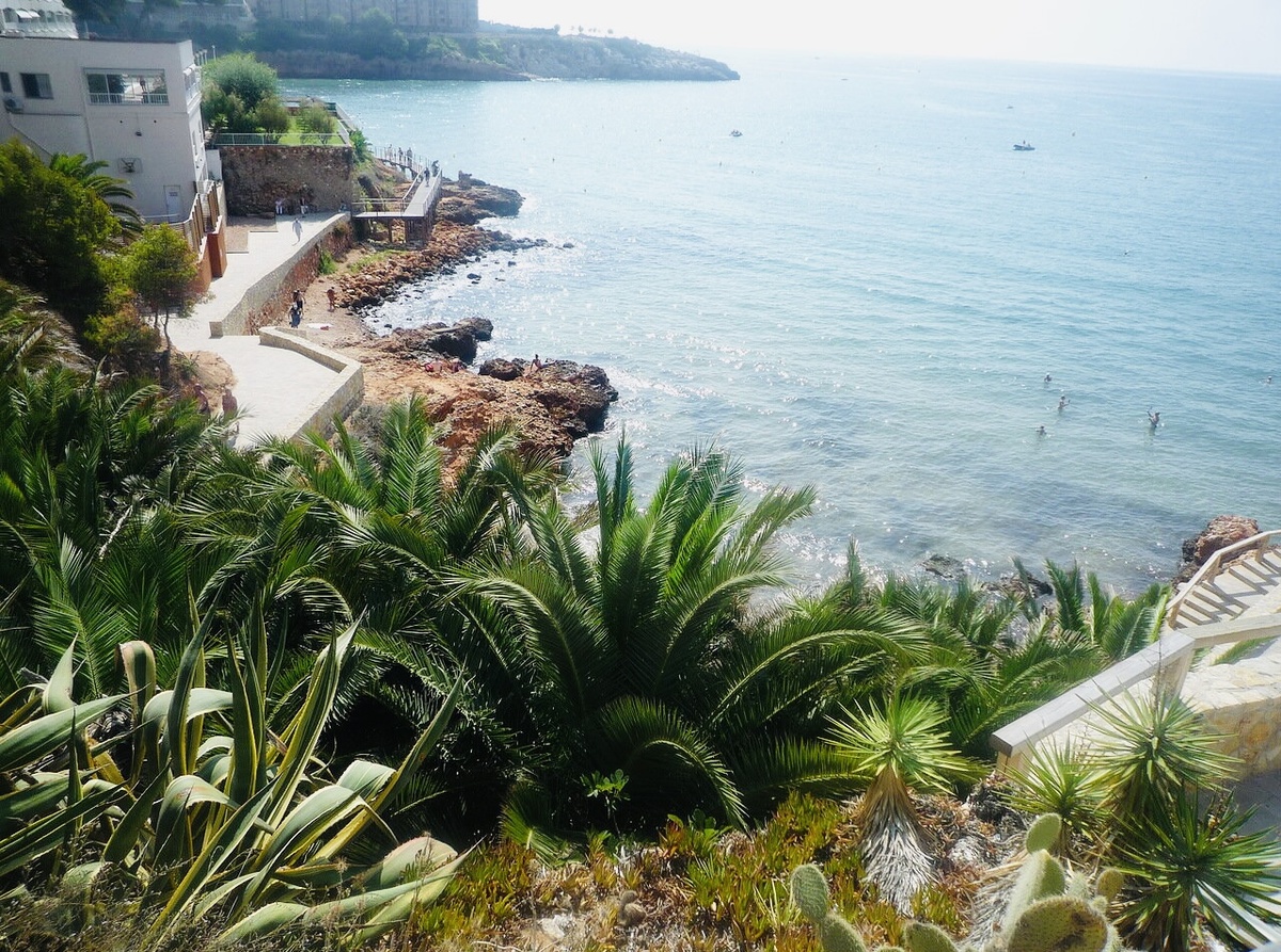 По дороге на пляж. Город Салоу, Испания. Личное фото 