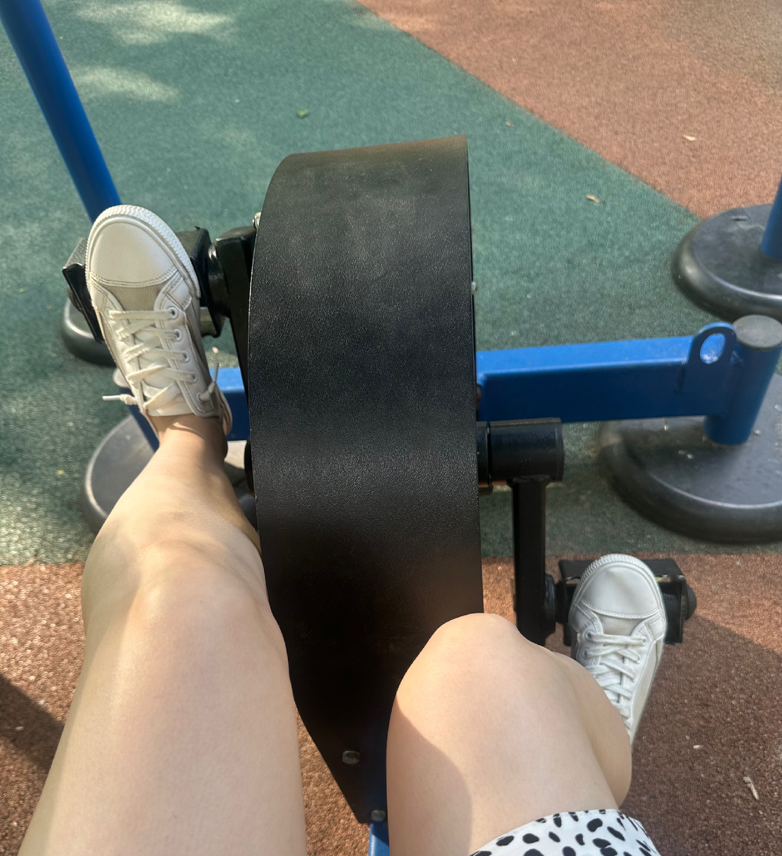 Интересно, а такие фото можно выкладывать 😀 И я там в длинной юбке, которая не помеха спорту на прогулке