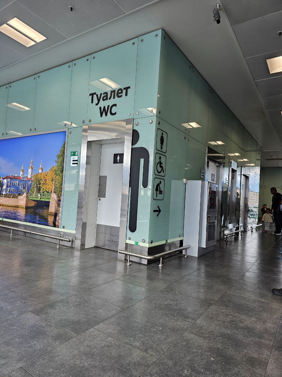 Уже второй год встречаю в аэропорту такой косяк