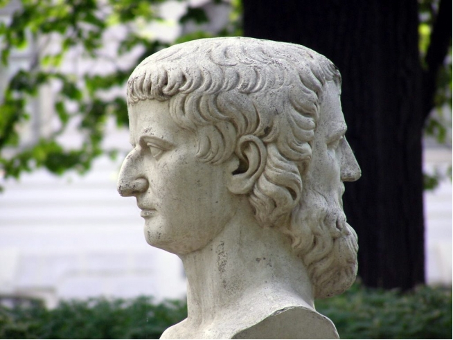 Копия римской статуи в Летнем саду Санкт-Петербурга