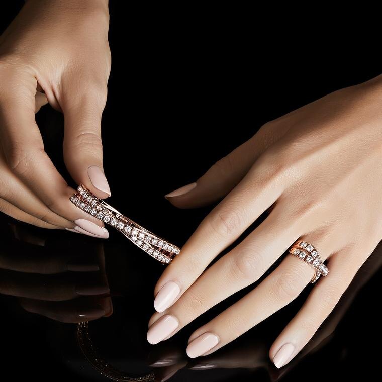 Чувственная и женственная коллекция Kiss основана на простом, но ярком перекрестном дизайне.