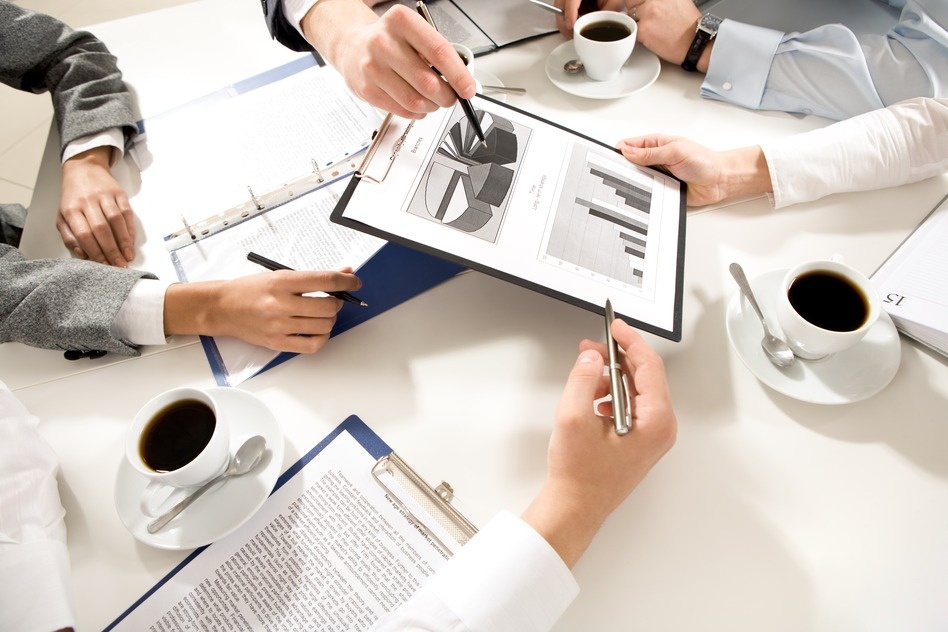 

Способов честного обогащения в мире великое множество. Жаль, что не каждый из нас, в силу своего характера или других субъективных причин, может ими воспользоваться.

Суть идеи очень проста (все гениальное просто): взять кредит в США под 1-2% годовых. Перевезти деньги в Россию, положить их в Сбербанк под 6-9% годовых (в зависимости от вида вклада), получить наш процент, погасить их процент, разницу в процентах оставить себе. В зависимости от погашения кредита у них и длительности вклада у нас, можно абсолютно ЧЕСТНО заработать неплохие деньги.

Другая разновидность этой идеи: взять кредит в США под 1-2% годовых. Перевезти деньги в Россию, купить квартиру в Москве и сдать ее в наем. Получаемые деньги от квартиры у нас – направить на погашения кредита у них. Через год продать квартиру в Москве (процентов на 30 дороже от ее первоначальной стоимости), погасить кредит у них и спокойно жить - не тужить несколько лет.