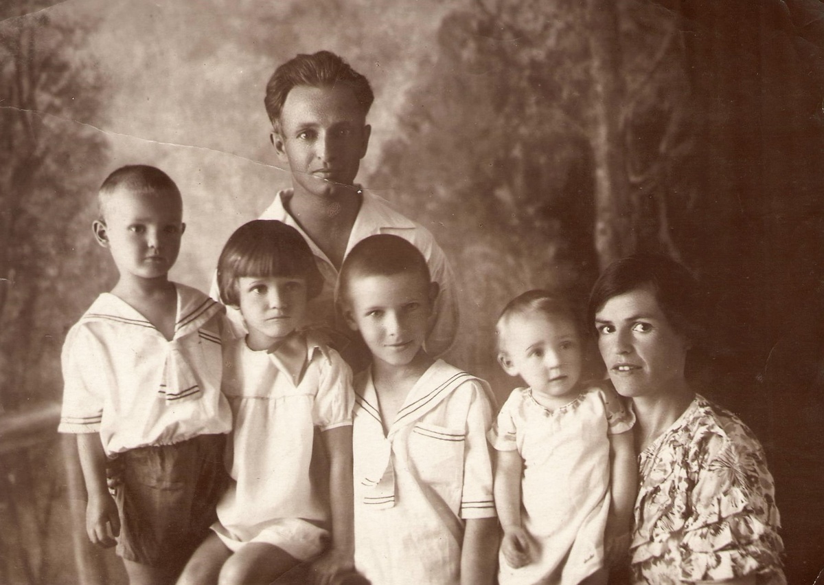 "Семья Любарские" (съёмка: 22 июня 1941 г., Хабаровск, фотоателье). Домашний архив Е. Л. Любарского. Леонид Вадимович, Валентина Николаевна и их дети. Слева направо по старшинству: Евгений сын Леонида от первого брака с Галиной Васильевной Мишиной, Римма дочь Валентины от первого брака и их общие младшие дети Михаил и Марина. На обороте надпись "По случаю годовщины младшей сестры Марины. 24 июня ей исполнился 1 год".