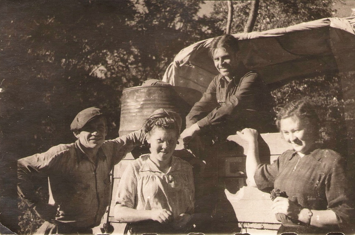 Евгений Любарский (сидит в кузове «полуторки») — студент 3 курса кафедры геоботаники биолого-почвенного факультета Казанского государственного университета имени В.И. Ульянова-Ленина —  участник комплексной научной экспедиции в Приморский край, начатой 22 июня 1951 года.