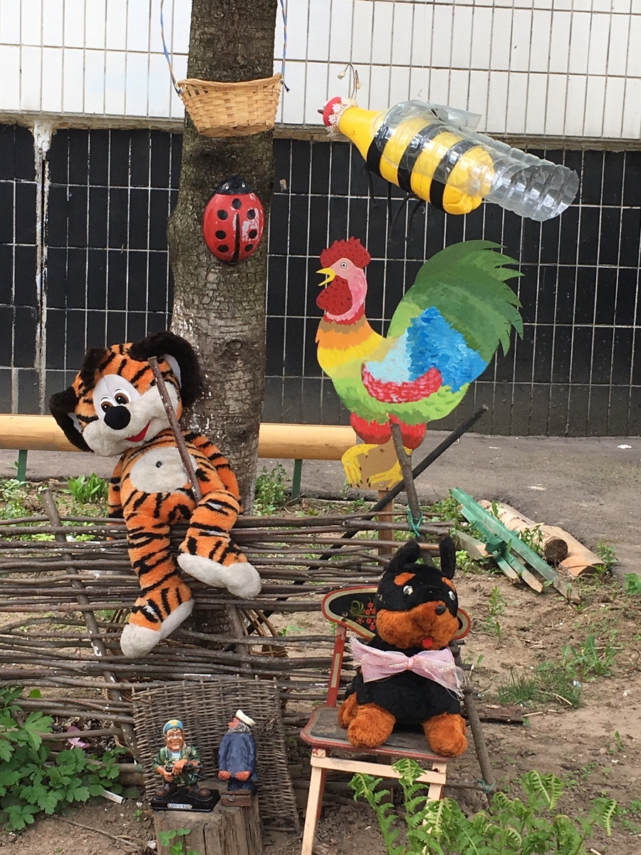 Здесь и кошки на заборе, веселые тигрята, собачка в будке охраняет вверенный ей участок, божьи коровки ползут по стволу деревьев. 