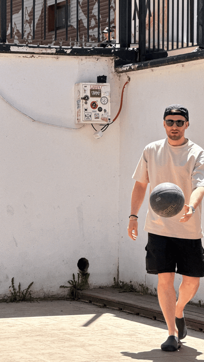 В кофейне есть простенькое баскетбольное кольцо и можно побросать мяч, пока ждешь заказ