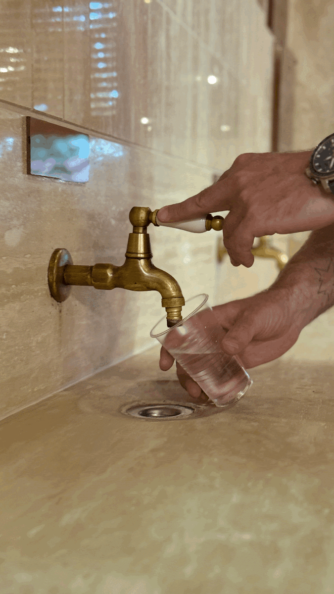 Сначала я думала, что вода из скважины прямо в отеле, но она привозная