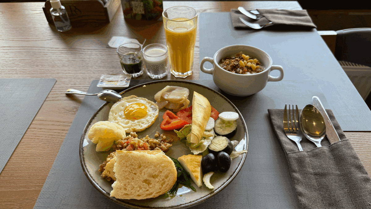 У меня тут: яйцо, овощи, оливки, булгур, сыр, цветная капуста, рыба, чука, кусок булки, каша с сухофруктами, сок, смузи и чиа-пудинг