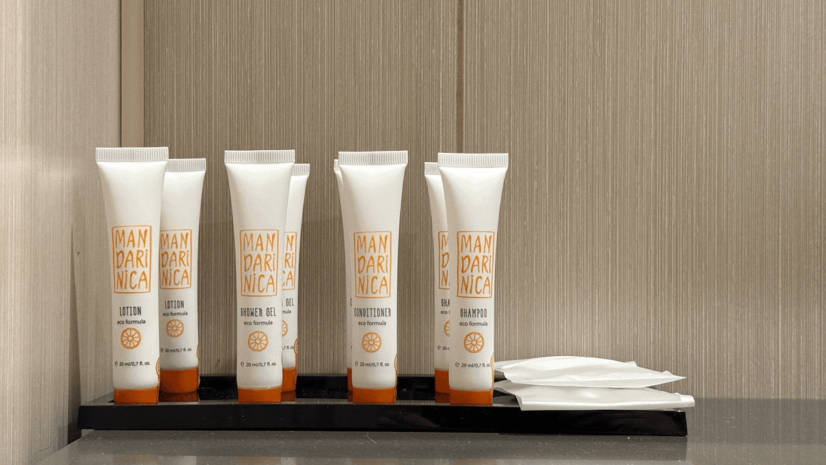 Шампунь, кондиционер, гель для душа, лосьон для тела и шапочки для душа