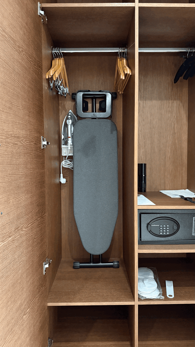 А еще есть фонарик, который мы нашли только в последний день. Мы подумали, что с ним хорошо было бы гулять вечером. Но, наверное, он нужен на случай ЧП