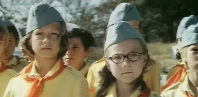 Лена Аржаник слева в фильме «Пятерка за лето»