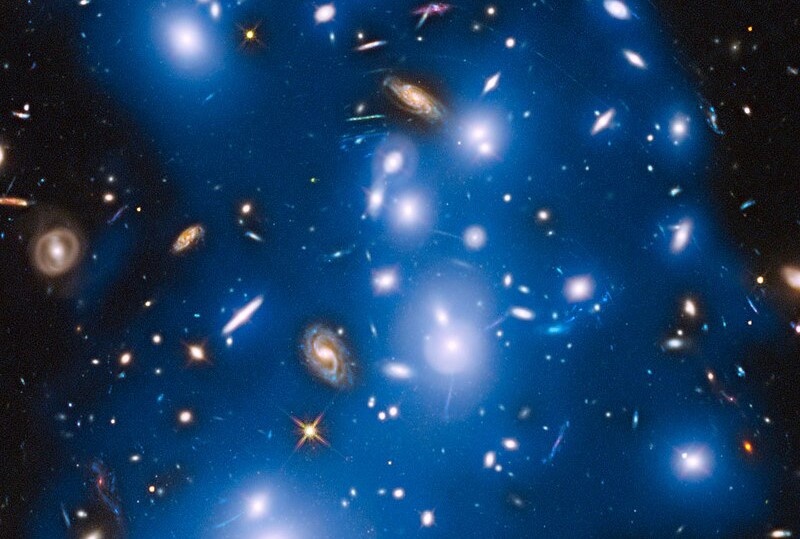 Галактики, которые не окрашены синим, находятся перед и за скоплением и не являются частью скопления / Википедия 