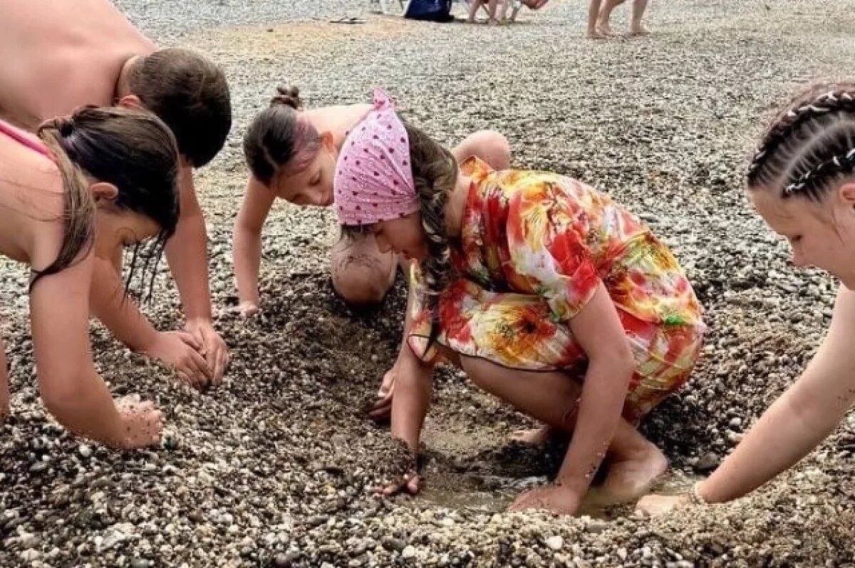    На берегу дети проводят каждую свободную минуту.