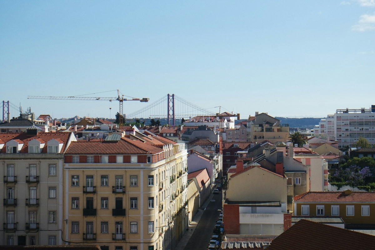 вид на реку Тежу (за опорами моста и слева - фигура Христа - такая же как в Рио-де-Жанейро)