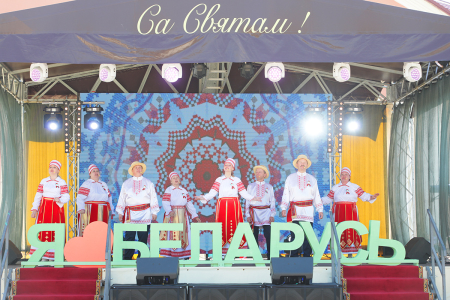     В Копыле на центральной площади проходит торжественное открытие праздника