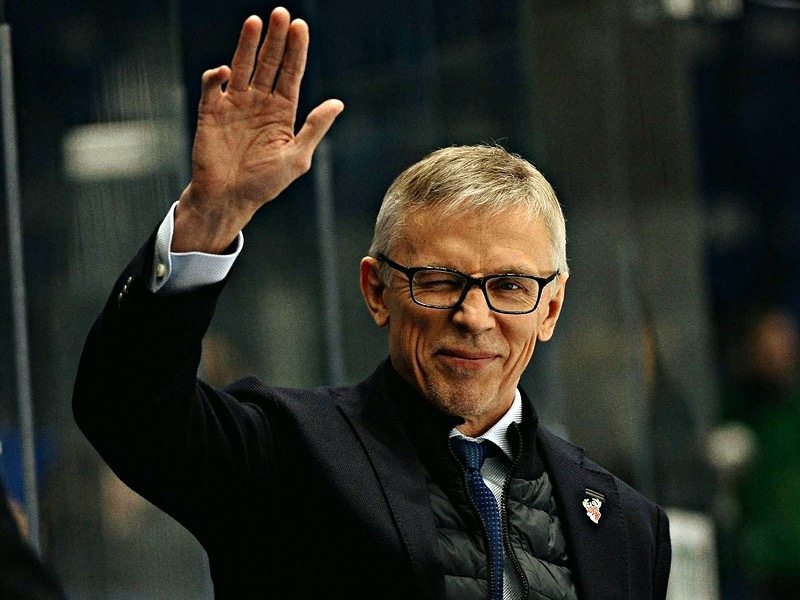 Статус работы в лучшей лиге мира тоже имеет значение. Но у Ларионова другая логика