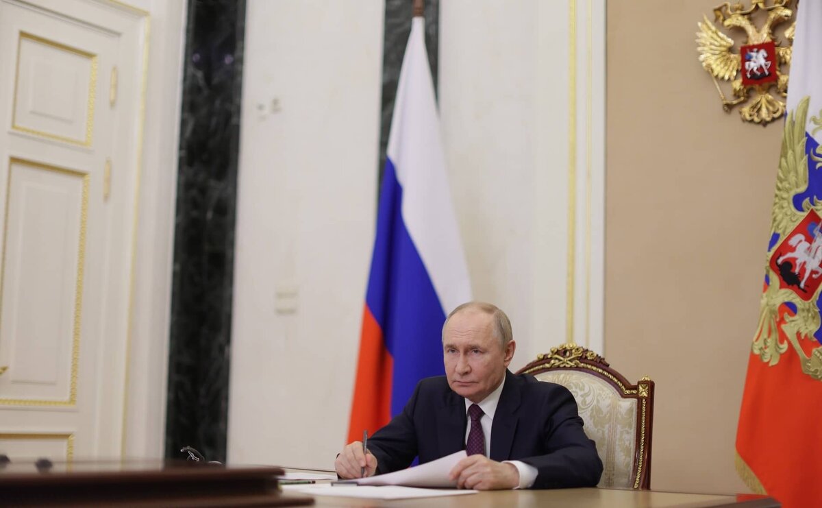 Фото: с сайта Кремля (http://static.kremlin.ru/media/events/photos/big2x/ViapjuVgYDGEW8ZTiZjtLridtPSwKfmA.jpg)