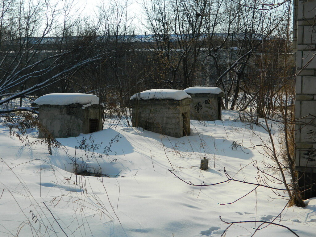 Наличие вентшахт прозрачно намекает на то, что под этим зданием есть защитное сооружение