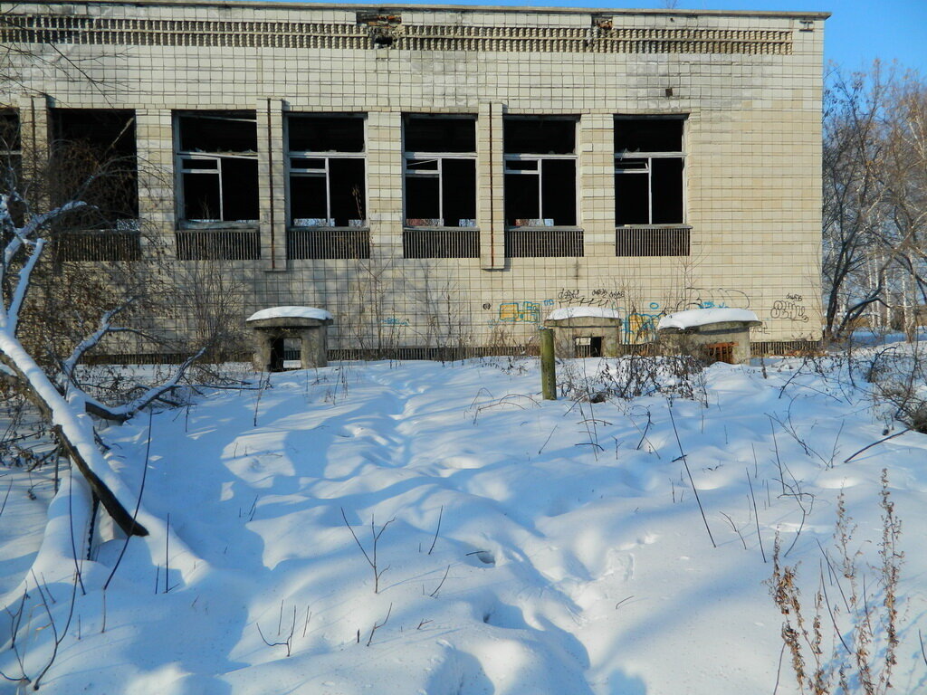 Наличие вентшахт прозрачно намекает на то, что под этим зданием есть защитное сооружение